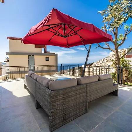 Villa Spacious & Private 4-bedroom With Sea Views, Centrally Located