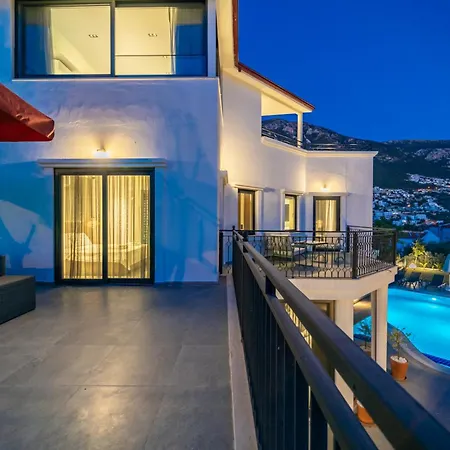 Villa Spacious & Private 4-bedroom With Sea Views, Centrally Located *
