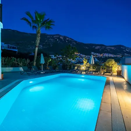 Villa Spacious & Private 4-bedroom With Sea Views, Centrally Located