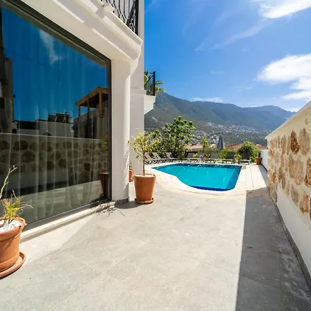 Villa Spacious & Private 4-bedroom With Sea Views, Centrally Located *