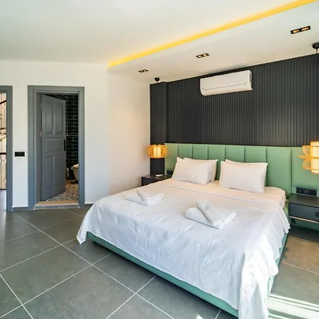 Spacious & Private 4-bedroom With Sea Views, Centrally Located Villa