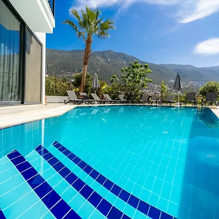 Villa Spacious & Private 4-bedroom With Sea Views, Centrally Located