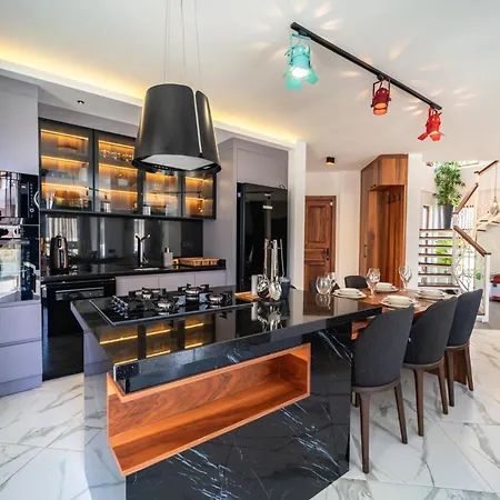 Spacious & Private 4-bedroom With Sea Views, Centrally Located Kas